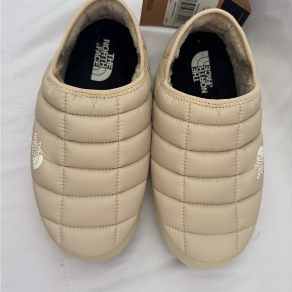 The North Face Women’s Thermoball Mule Quilted Slip-On Shoes in Gravel. NWT! - Picture 3 of 9